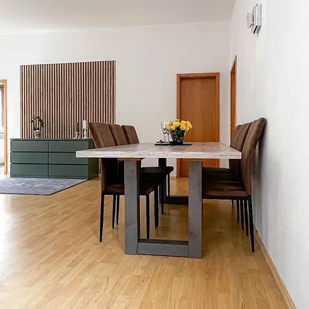 Life Zentrum Apartman *